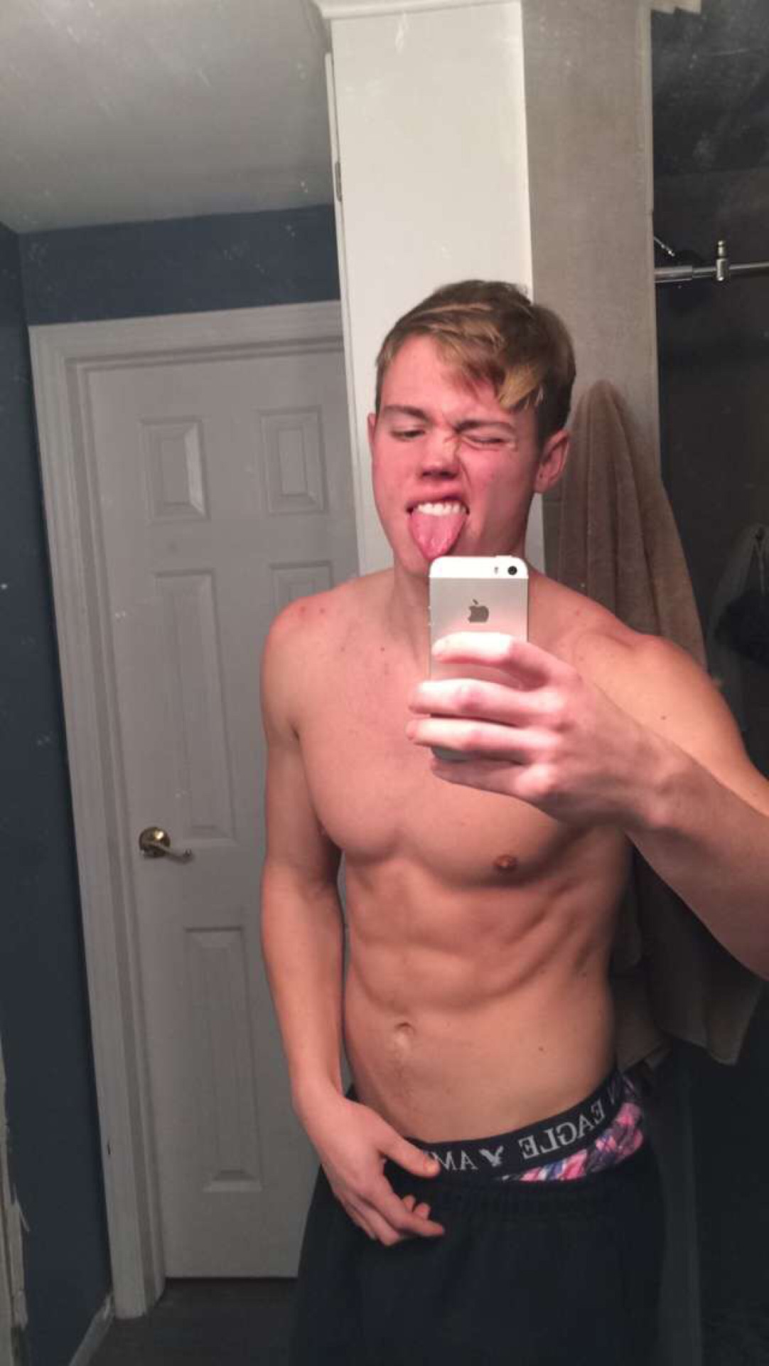 blondteenboynude